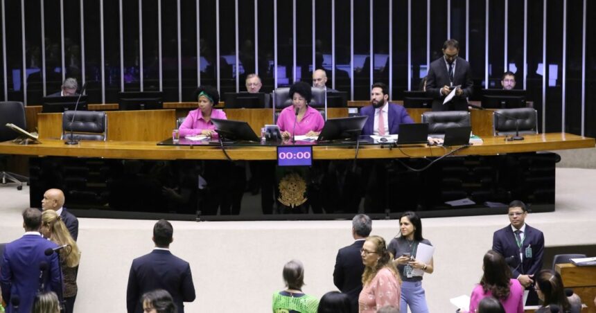 Câmara aprova licença menstrual em pacote de projetos femininos Câmara aprova "licença menstrual" em pacote de projetos da pauta feminina