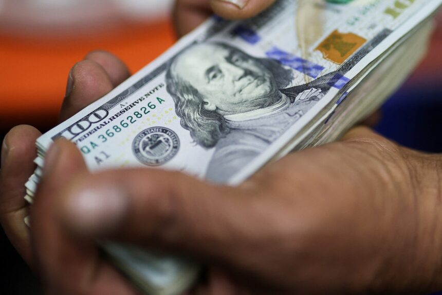 Dólar cai para R$ 5,31; Lula e Trump se reúnem hoje