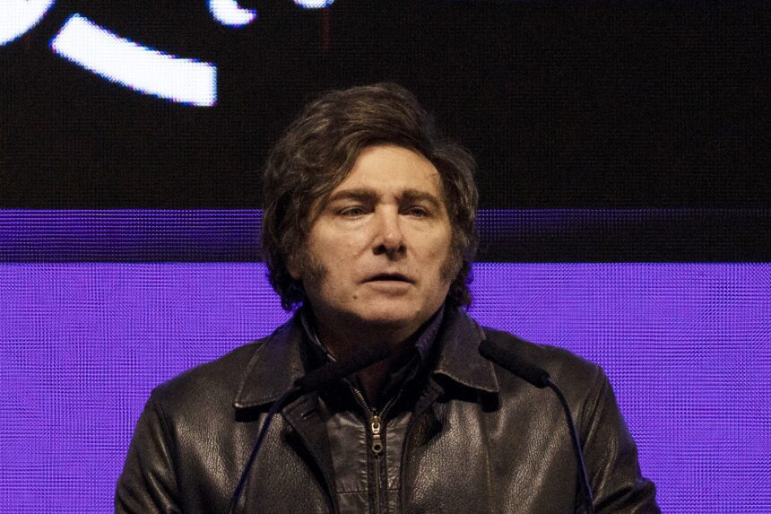 Fechamento de fábricas 'Made in Argentina' pressiona Milei