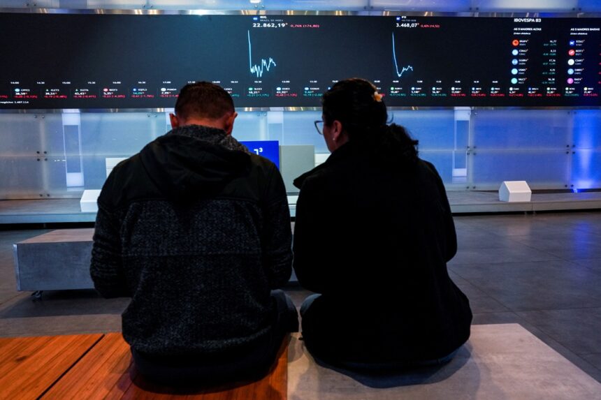 Ibovespa avança levemente; Embraer e WEG se destacam