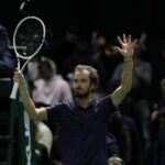 Zverev e Medvedev se enfrentam nas quartas de final em Paris Zverev e Medvedev vencem e duelam nas quartas em Paris