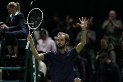 Zverev e Medvedev vencem e duelam nas quartas em Paris