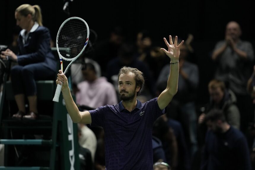 Zverev e Medvedev se enfrentam nas quartas de final em Paris Zverev e Medvedev vencem e duelam nas quartas em Paris