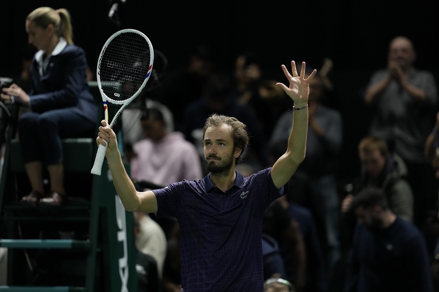 Zverev e Medvedev se enfrentam nas quartas de final em Paris Zverev e Medvedev vencem e duelam nas quartas em Paris