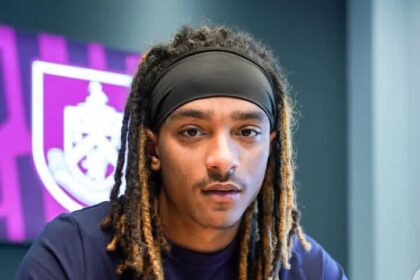 Noah Adekoya, talento nigeriano, assina com Burnley FC Nigerian-Born Talent Noah Adekoya Signs First Professional Contract with Burnley FC