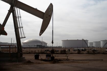 Petróleo permanece firme antes de encontro Trump-Putin