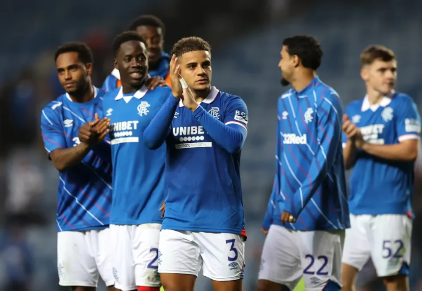 Rangers confirma escalação contra o Dundee United Max Aarons applauds the Rangers fans at the end of a game