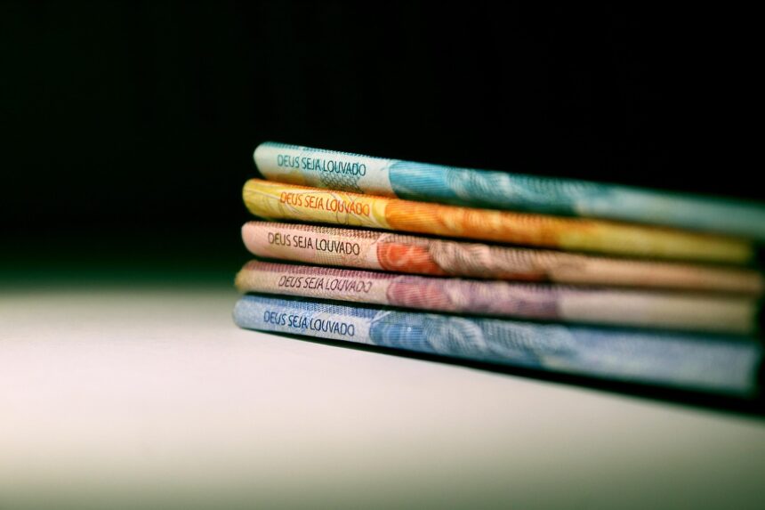 Salário mínimo do Brasil é 14x menor que o de Luxemburgo