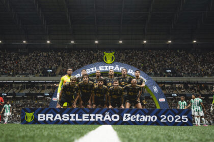 Galo se mantém no Brasileiro, mas Z4 se aproxima Galo mantém posição no Brasileiro, mas distância para Z4 diminui