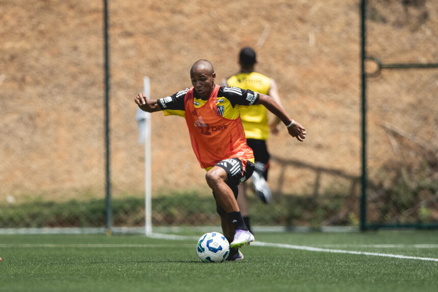 Atlético pode ter estreias em clássico
