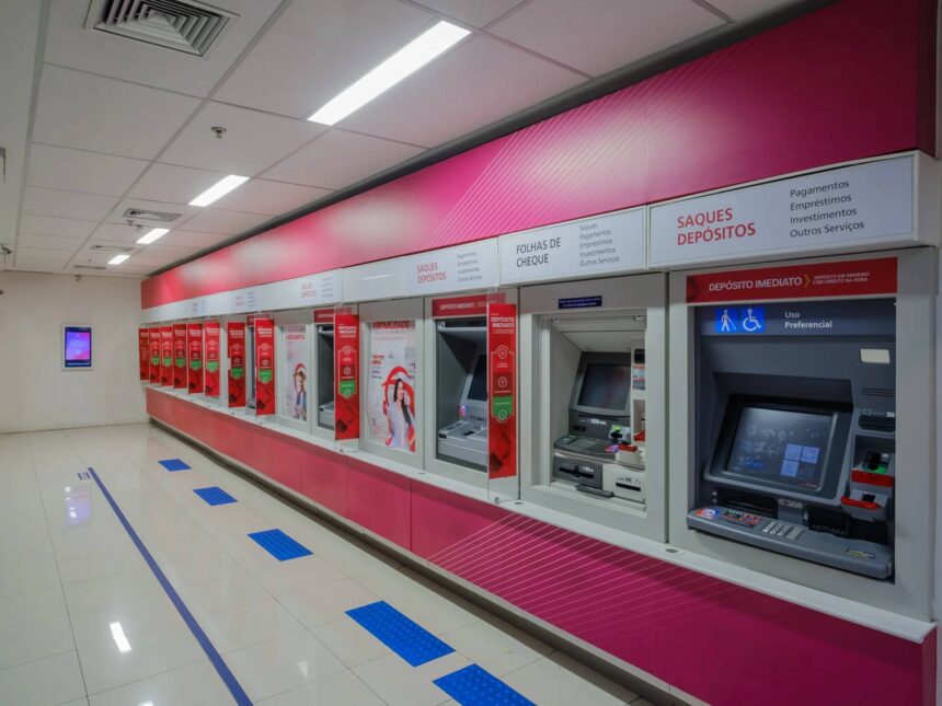 Bradesco registra lucro líquido de R$ 6,2 bi no 3T, alta de 18,8% Bradesco (BBDC4) tem lucro líquido recorrente de R$ 6,2 bi no 3T, alta anual de 18,8%