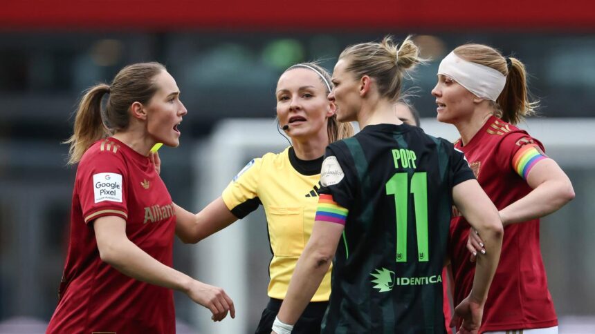 Sydney Lohmann (l., FC Bayern) und Alexandra Popp (2.v.r., VfL Wolfsburg) im hitzigen Austausch, während Schiedsrichterin Fabienne Michel (2.v.l.) dazwischengeht.