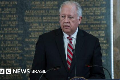 Ex-embaixador dos EUA: sanções ao STF devem permanecer após Bolsonaro Bolsonaro é página virada para Trump, mas sanções contra ministros do STF devem ser mantidas, diz ex-embaixador americano no Brasil