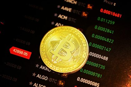 Bitcoin faz pausa no rali e opera estável aos US$ 124 mil; ether e BNB disparam | Criptomoedas