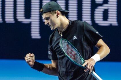 Fokina brilha na estreia, Mensik enfrenta desafios em jogo jovem Fokina estreia bem, Mensik tem trabalho em duelo de jovens