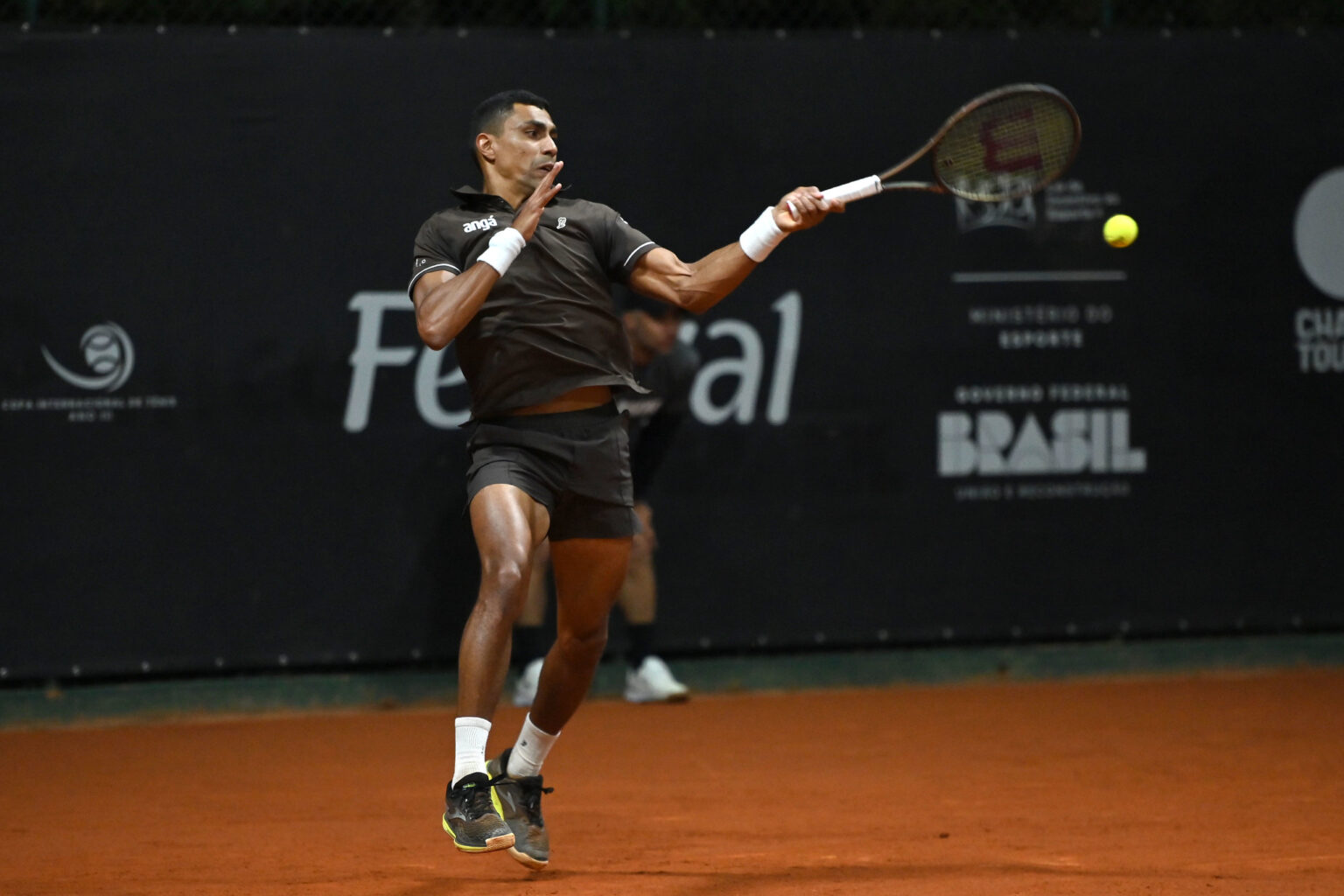 Monteiro busca quartas às 18h30; Schiessl começa às 11h Monteiro joga às 18h30 em busca das quartas, Schiessl abre às 11h