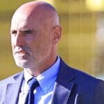 Rangers se aproximando de Muscat enquanto o técnico procura nos estágios finais