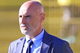 Rangers se aproximando de Muscat enquanto o técnico procura nos estágios finais