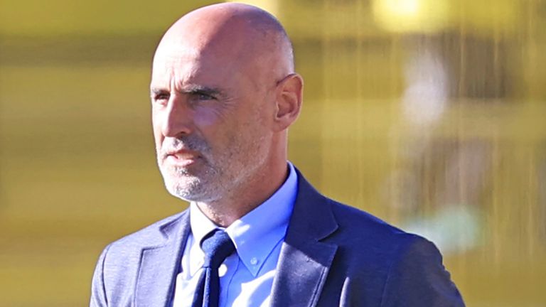 Rangers se aproximando de Muscat enquanto o técnico procura nos estágios finais