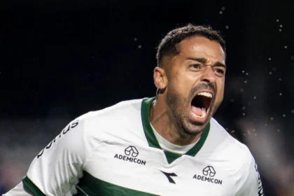 Dellatorre desabafa após encerrar jejum de gols no Coritiba: 'Estava me cobrando'