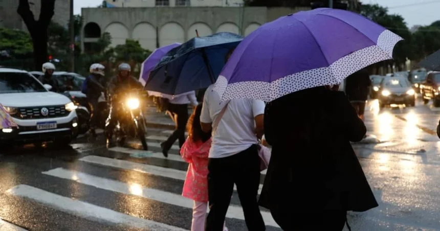 Alerta laranja para chuvas intensas em cidades de MG Alerta laranja de chuvas intensas: veja lista das cidades de MG que podem ser afetadas