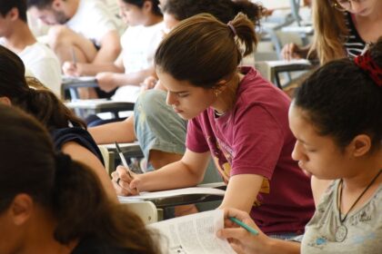 Concorrência no vestibular da USP deve aumentar neste ano Vestibular da USP terá concorrência mais acirrada