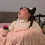 Nasceu sem cérebro, desafiou a medicina e acaba de celebrar 20 anos: "É uma lutadora"