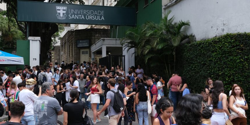 Estudantes do Enem podem usar app do MEC para se preparar Participantes do Enem podem estudar por aplicativo do MEC para domingo