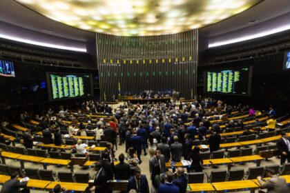 Câmara aprova projeto que restringe aborto legal em meninas Câmara aprova projeto que dificulta aborto legal em crianças