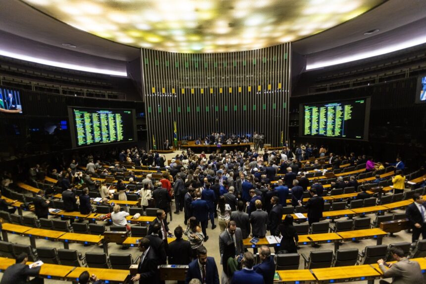 Câmara aprova projeto que restringe aborto legal em meninas Câmara aprova projeto que dificulta aborto legal em crianças