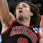 Josh Giddey brilha com 32 pontos em vitória dos Bulls sobre Knicks Josh Giddey scores 32 for undefeated Bulls in win vs. Knicks