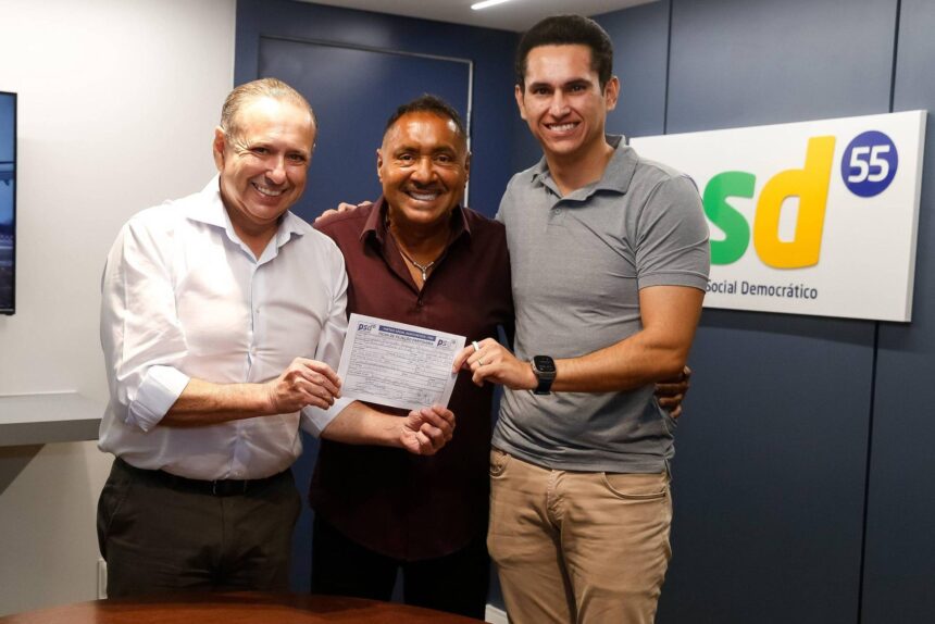 Tiririca troca PL pelo PSD e pode buscar quinto mandato Tiririca, ao centro, ao lado de Domingos Filho e Domingos Neto, em sua fiiliação ao PSD-CE