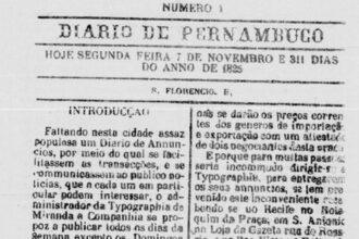 Cabeçalho do jornal Diario de Pernambuco com data de segunda-feira, 7 de novembro de 1825, seguido de texto em português antigo com introdução e informações sobre preços e anúncios.