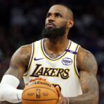 LeBron fala sobre lesão e críticas, mas não confirma retorno aos Lakers Copiar link