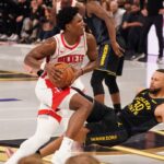 Curry sai com lesão na coxa e fará exame de imagem Warriors' Curry limps off with bruised quad, will have MRI