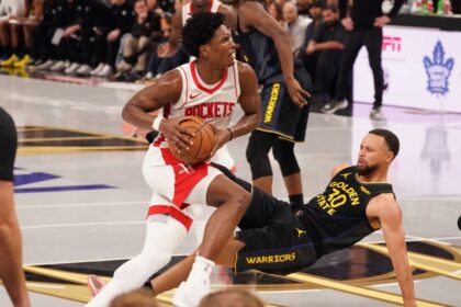 Warriors' Curry limps off with bruised quad, will have MRI