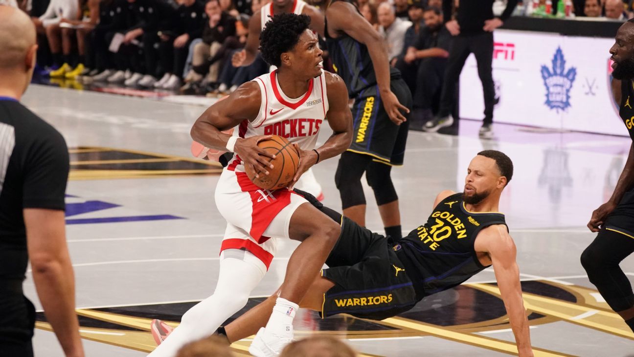 Warriors' Curry limps off with bruised quad, will have MRI