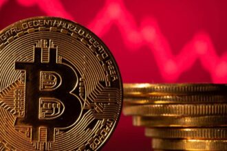 Bitcoin cai abaixo dos US$ 93 mil e perda de suporte acende alerta