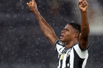 Panamenho José Kadir leva Botafogo à vitória no Brasileiro