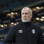 Mano Menezes assume risco em decisão polêmica Mano Menezes colocou um alvo no próprio peito