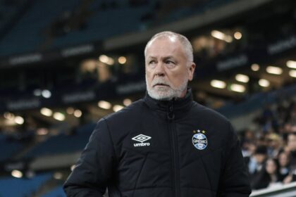 Mano Menezes assume risco em decisão polêmica Mano Menezes colocou um alvo no próprio peito