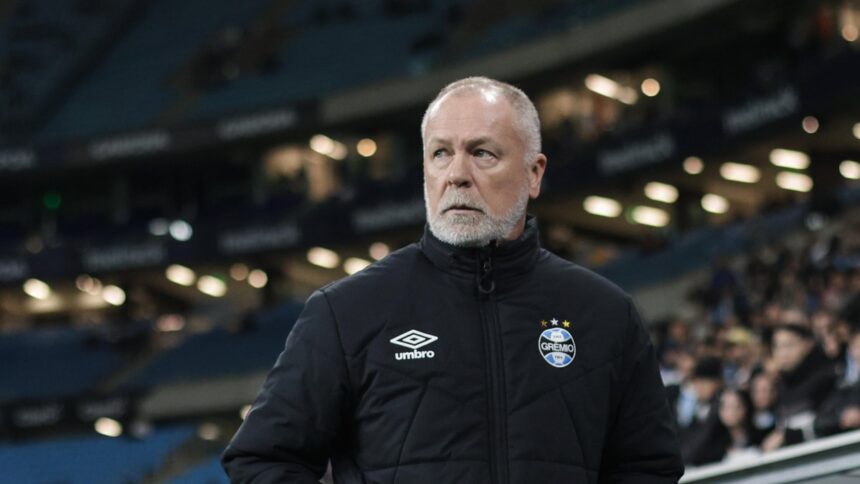 Mano Menezes colocou um alvo no próprio peito