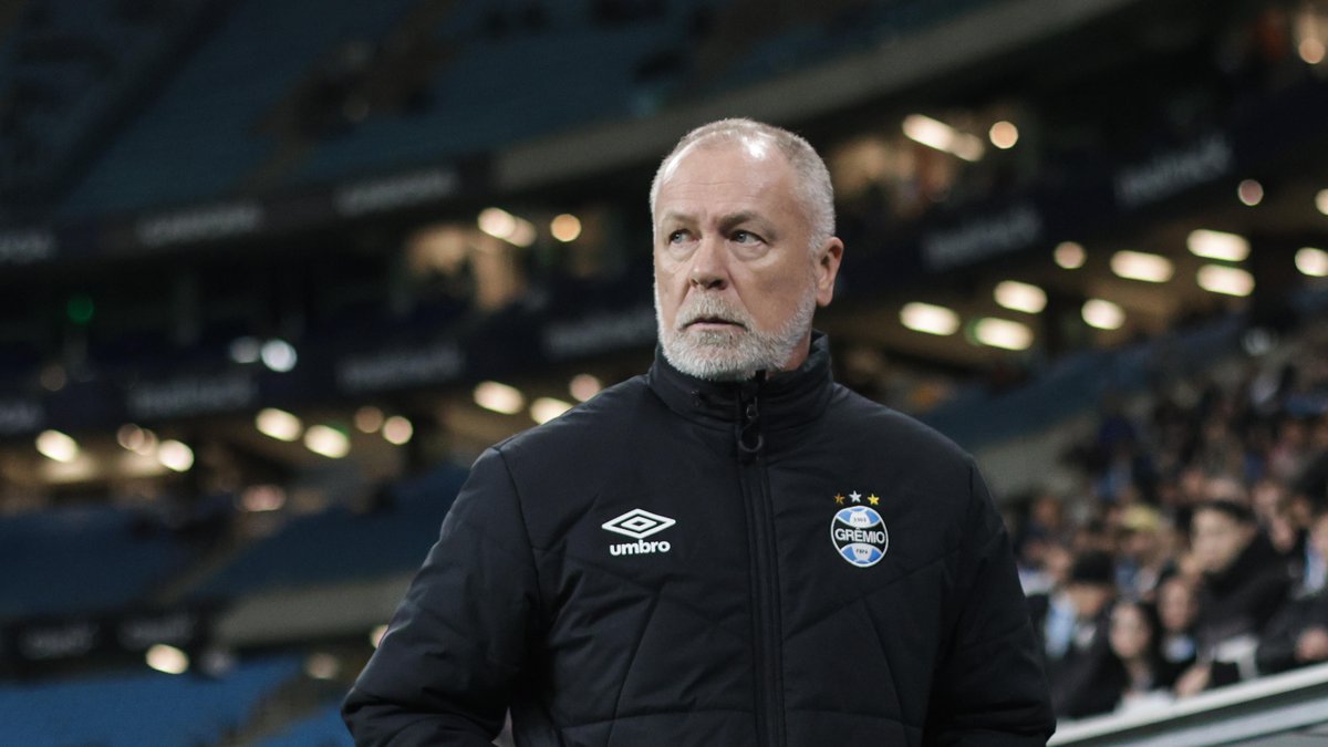 Mano Menezes assume risco em decisão polêmica Mano Menezes colocou um alvo no próprio peito