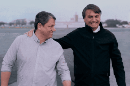Tarcísio busca refúgio nas montanhas com Bolsonaro na Papuda Ícone de sino para notificações