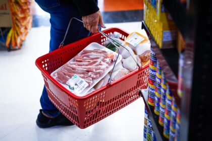 Confiança do Consumidor dos EUA cai em novembro após queda