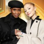 Ariana Grande e Cynthia Erivo auxiliam fã após derramamento de champanhe Ariana Grande and Cynthia Erivo attend as Universal Pictures presents special New York City WICKED Screening at Metrograph on December 03, 2024 in New York City.