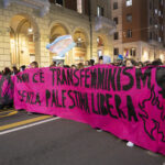 Fotos do cortejo de Non Una di Meno em Bologna contra a violência patriarcal e a guerra Contro la violenza patriarcale e la guerra: le foto del corteo di Non Una di Meno a Bologna