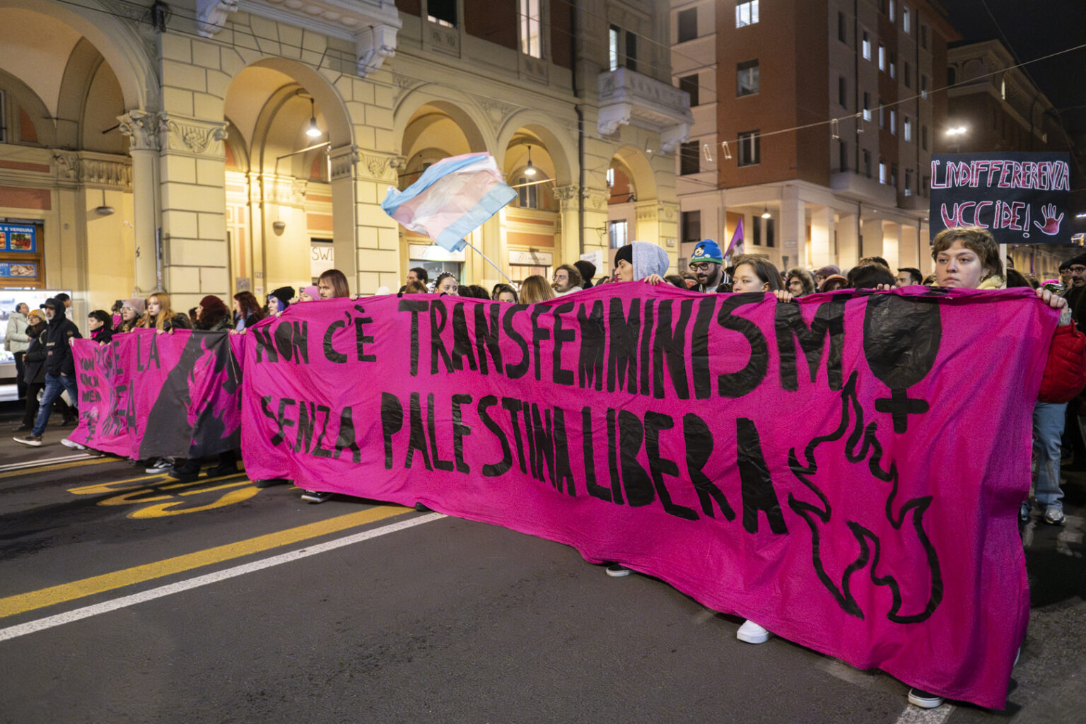 Fotos do cortejo de Non Una di Meno em Bologna contra a violência patriarcal e a guerra Contro la violenza patriarcale e la guerra: le foto del corteo di Non Una di Meno a Bologna