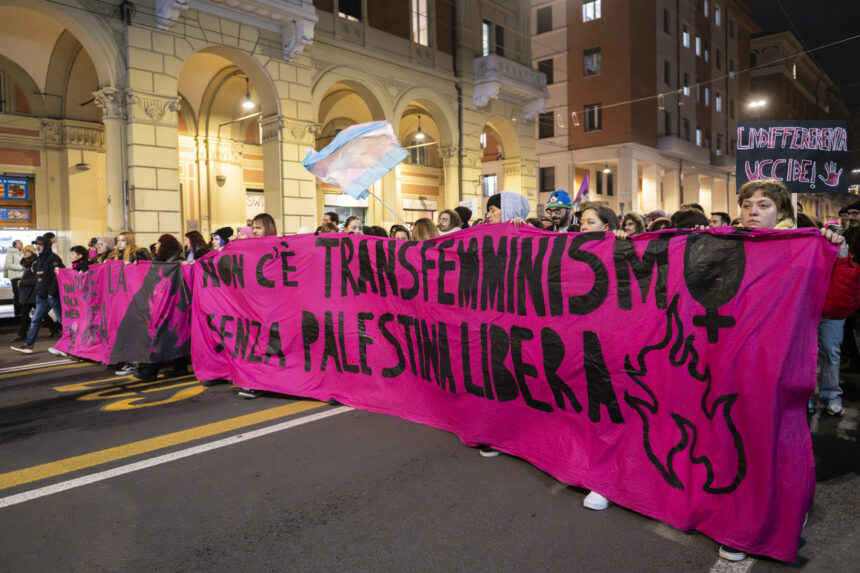 Contro la violenza patriarcale e la guerra: le foto del corteo di Non Una di Meno a Bologna