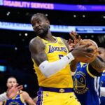 Deandre Ayton deixa o jogo contra o Jazz no segundo tempo feature-image